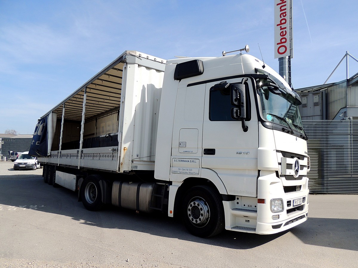 ACTROS-1846 schiebt den Sattelauflieger vor das Fußballstadion in Ried; 140321