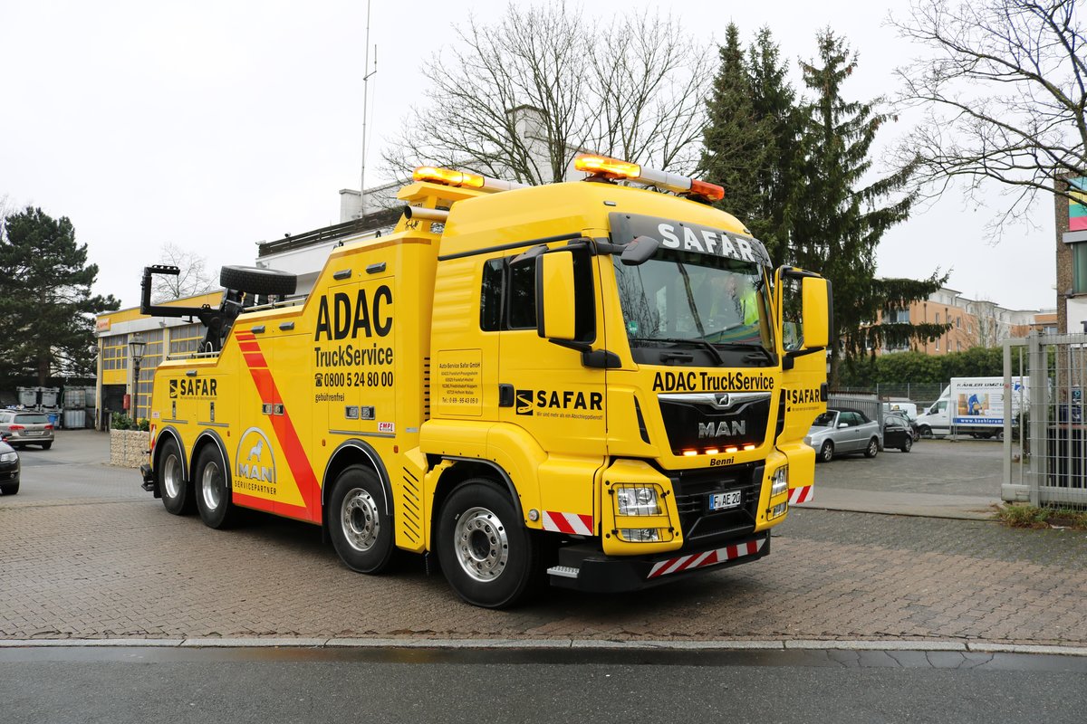ADACTruckService/Safar MAN TGX V8 (EMPL Bison) Aschleppfahrzeug für LKW und Busse am 06.01.18 in Frankfurt Preungesheim. Dieses Foto entstand bei einen vereinbarten Fototermin