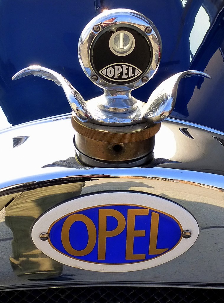 Adam Opel AG, Logo und Motometer an einem Oldtimer-PKW vom Typ 7.34, April 2015