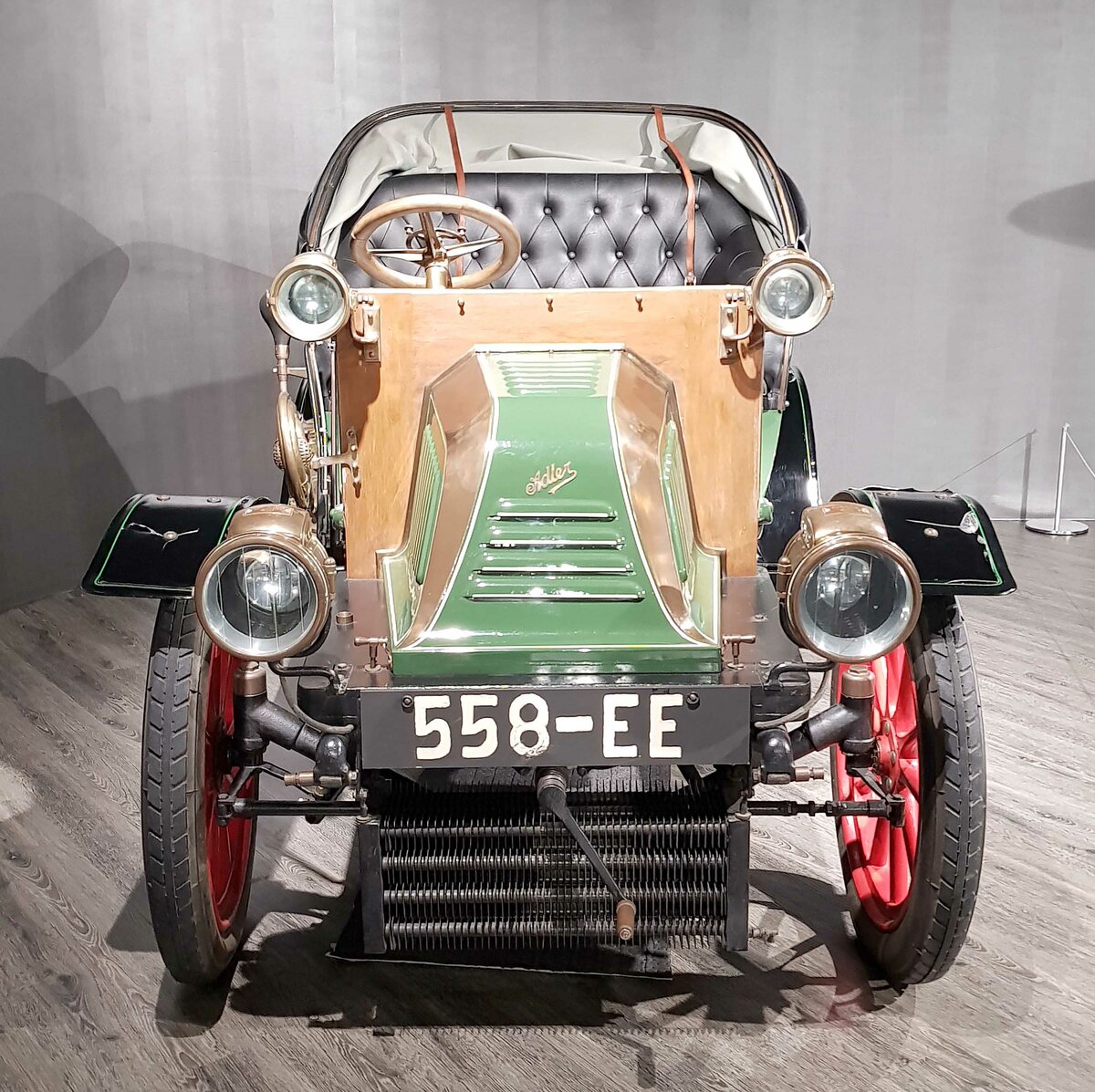 =Adler Motorwagen, Bauzeit 1900 - 1903, 510 ccm, 4,5 PS, 35 km/h. Ausgestellt im EFA Museum in Amerang, 06-2022