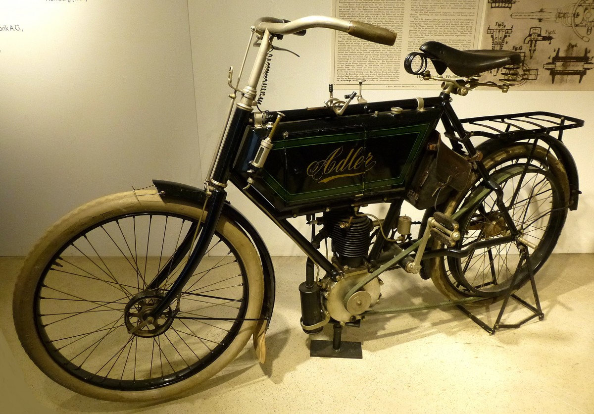 Adler, Oldtimer-Leichtmotorrad aus den Adlerwerken Frankfurt/Main, Baujahr 1902, 1-Zyl.4-Taktmotor mit 370ccm und 2,5PS, Riemenantrieb, NSU-Museum Neckarsulm, Sept.2014