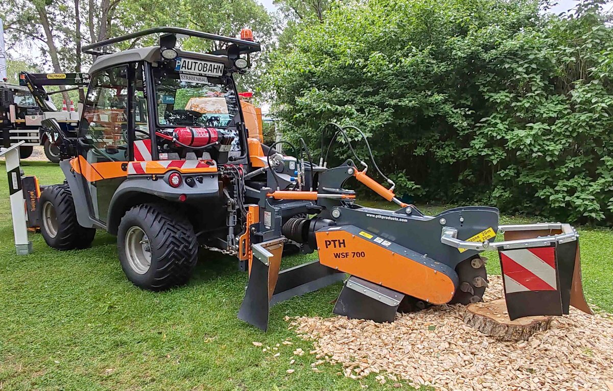 =Aebi Terratrac der  Die Autobahn GmbH  ausgestattet mit Wurzelstockfr�se PHT WSF 700, gesehen beim Hessentag in Fulda, 06-2026
