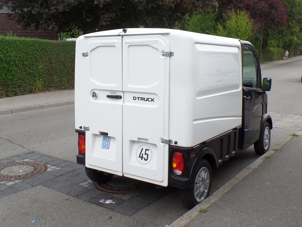 AIXAM D-Truck, Minivan am 24.8.2018 in Hamburg-Billstedt, 2-Zyl. Kubota-Diesel, 400 cm³, 4 kW (5,44 PS), Automatikgetriebe, max. 45 km/h, 675 kg zul. Gesamtgewicht /