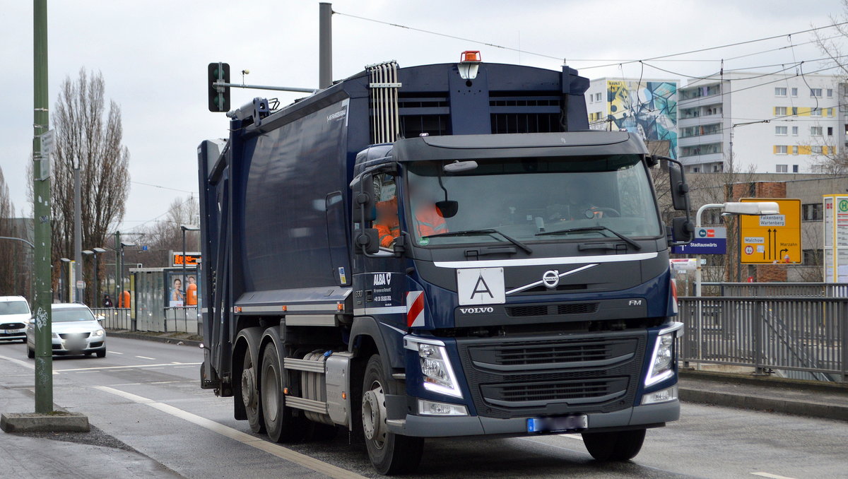 ALBA mit einem VOLVO FM 330 EURO6 Müllentsorgungsfahrzeug mit Aufbau von HS Fahrzeugbau 19.02.21 Berlin-Neuhohenschönhausen. 