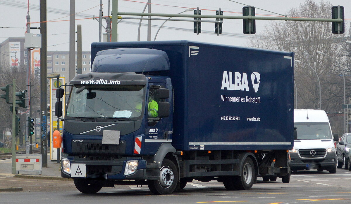 ALBA Recycling GmbH mit einem VOLVO FL 280 mit Kastenaufbau am 17.03.22 Berlin Marzahn.
