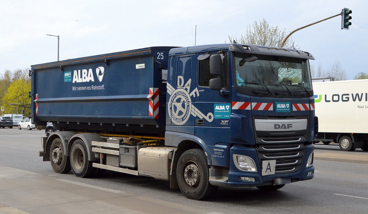 ALBA Recycling GmbH mit einem DAF XF EURO6 440 Abrollkipper am 14.04.22 Berlin Marzahn.