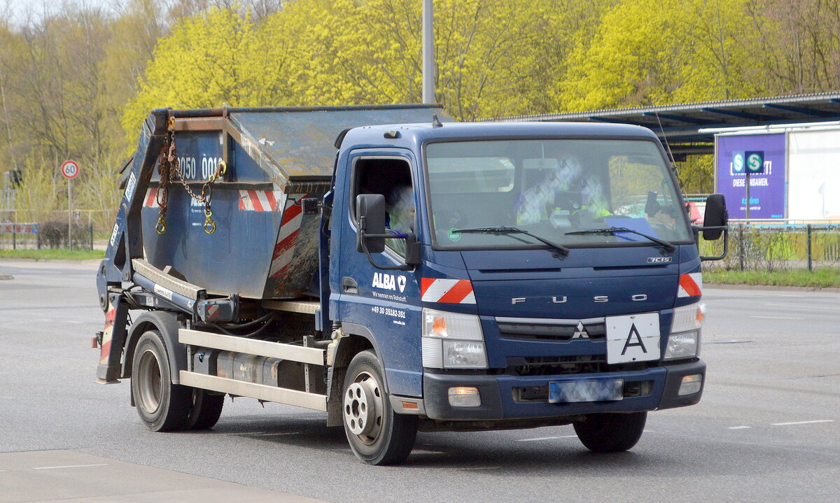 ALBA Recycling GmbH mit einem Mitsubishi FUSO Absetzkipper am 14.04.22 Berlin Marzahn.