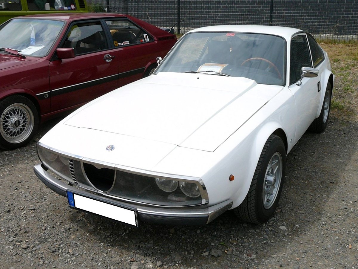 Alfa Romeo 1600 Junior Zagato, gebaut von 1972 bis 1975. Der Junior Zagato wurde 1969 mit einem 1.3l Motor und einer Leistung von 89 PS vorgestellt. 1972 folgte ein leicht modifizierter Zagato mit einem Hubraum von 1570 cm³ und einer Leistung von 109 PS. Vermutlich aufgrund seines recht hohen Anschaffungspreises, verkaufte sich dieses elegante Coupe lediglich 402 mal. Oldtimertreffen an der  Alten Dreherei  in Mülheim an der Ruhr im Juni 2016.