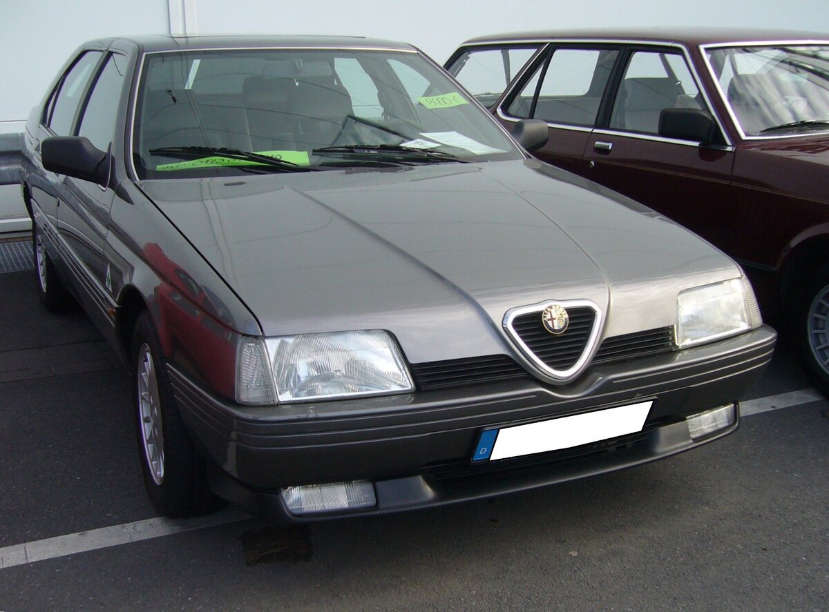 Alfa Romeo 164 2.0i Twin Spark aus dem Jahr 1991. Der Alfa Romeo 164 wurde 1987 auf der Frankfurter als neues Toppmodell der Marke aus Mailand vorgestellt. Mit diesem Modell hatte Alfa Romeo es erneut verstanden, der Marke einen unverwechselbaren Auftritt zu verschaffen. Den 164´er gab es mit etlichen Benzin- und Dieselmotoren. Der hier gezeigte 2.0i Twin Spark wird von einem Vierzylinderreihenmotor angetrieben, der aus einem Hubraum von 1962 cm³ eine Leistung von 148 PS an die Hinterachse weiter gibt. Außengelände der Techno Classica Essen am 06.04.2024.