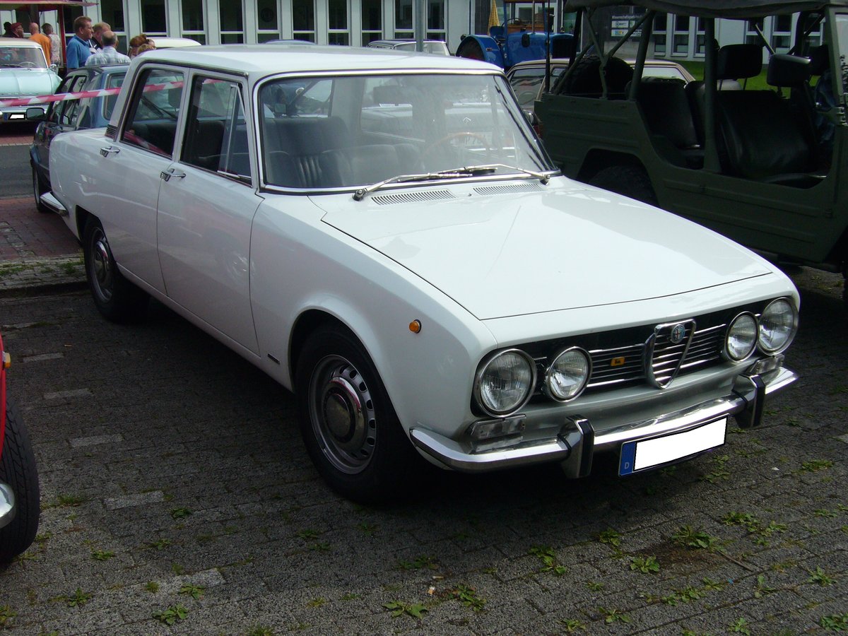 Alfa Romeo 1750 Berlina. 1967 - 1972. Beschreibung siehe Bild 123846. Prinz Friedrich Oldtimertreffen am 11.09.2016 in Essen Kupferdreh.