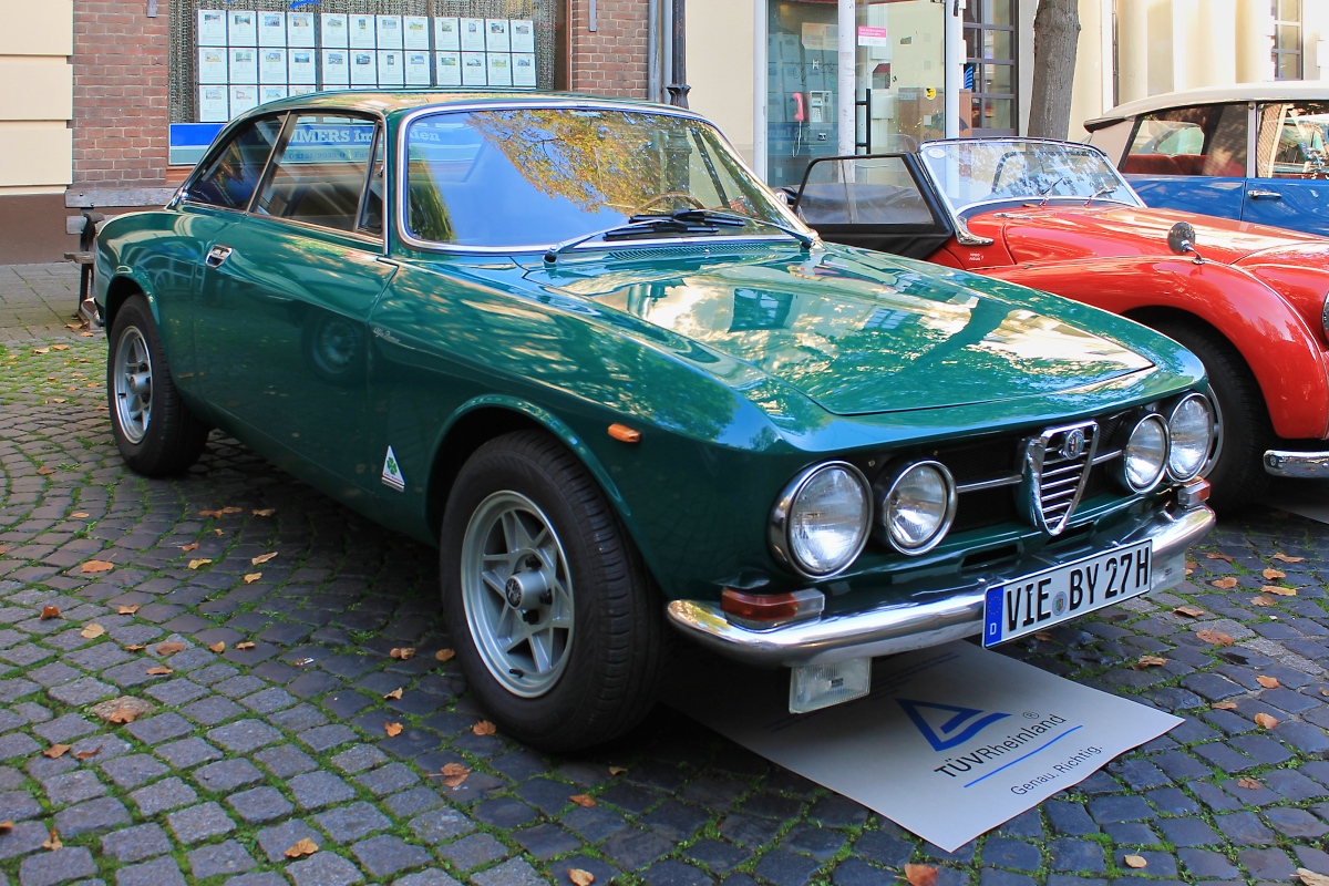 Alfa Romeo 1750 GTV auf dem Rathausplatz in St. Tönis, 12.10.14