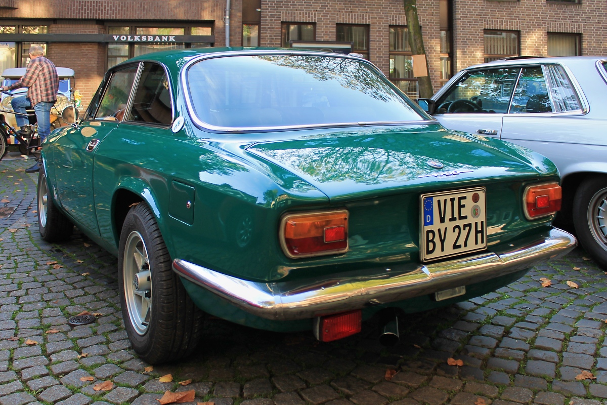 Alfa Romeo 1750 GTV auf dem Rathausplatz in St. Tönis, 12.10.14