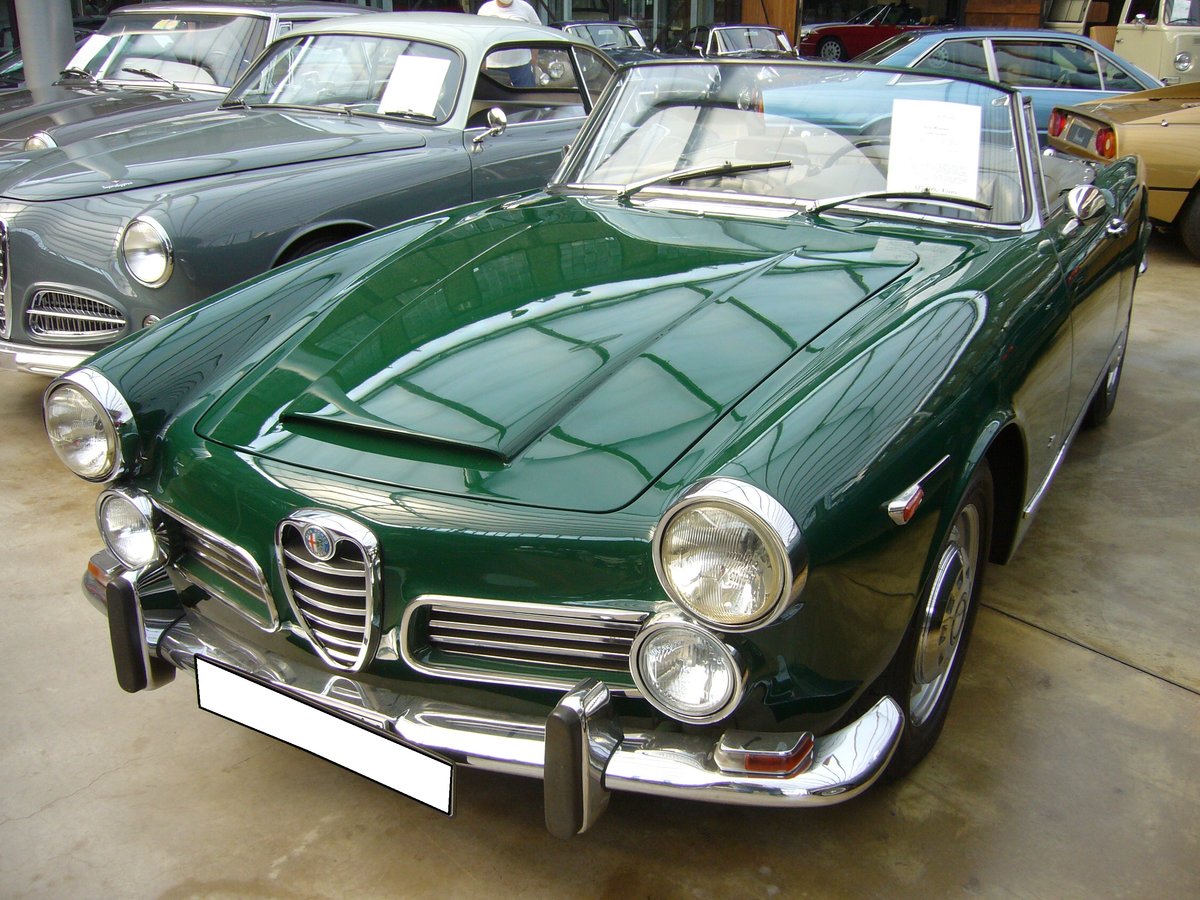 Alfa Romeo 2600 Spider, gebaut von 1961 bis 1965. Der 2600 Spider war ein viersitziges Cabriolet. Er wurde bei der Carrozzeria Touring, die ebenfalls in Mailand beheimatet ist, montiert. Von diesem Modell verkaufte Alfa Romeo 2.257 Einheiten. Der Sechszylinderreihenmotor hat einen Hubraum von 2584 cm³ und leistet 145 PS. Die Höchstgeschwindigkeit soll bei 200 km/h gelegen haben. Classic Remise Düsseldorf am 19.07.2020