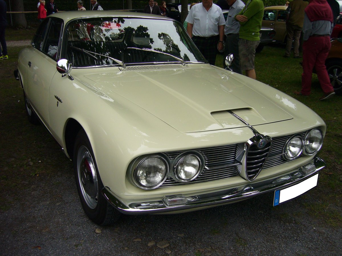 Alfa Romeo 2600 Sprint. 1962 - 1966. Der 2600 Sprint basierte auf dem bereits ein Jahr früher vorgestellten 2000 Sprint. Allerdings werkelt unter der Haube des 2600 Sprint ein 
6-Zylinderreihenmotor, der aus 2584 cm³ Hubraum 145 PS leistet. Die Höchstgeschwindigkeit liegt bei 197 km/h. Oldtimertreffen Galopprennbahn Krefeld am 16.07.2017.