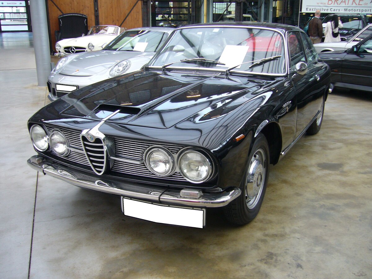 Alfa Romeo 2600 Sprint, produziert von 1962 bis 1966. Der 2600 Sprint basierte auf dem, bereits ein Jahr früher vorgestellten, 2000 Sprint. Allerdings verrichtet unter der Motorhaube des 2600 Sprint ein Sechszylinderreihenmotor seinen Dienst, der aus einem Hubraum von 2584 cm³ 145 PS leistet. Die Höchstgeschwindigkeit liegt bei 197 km/h. Classic Remise Düsseldorf am 21.10.2021.
