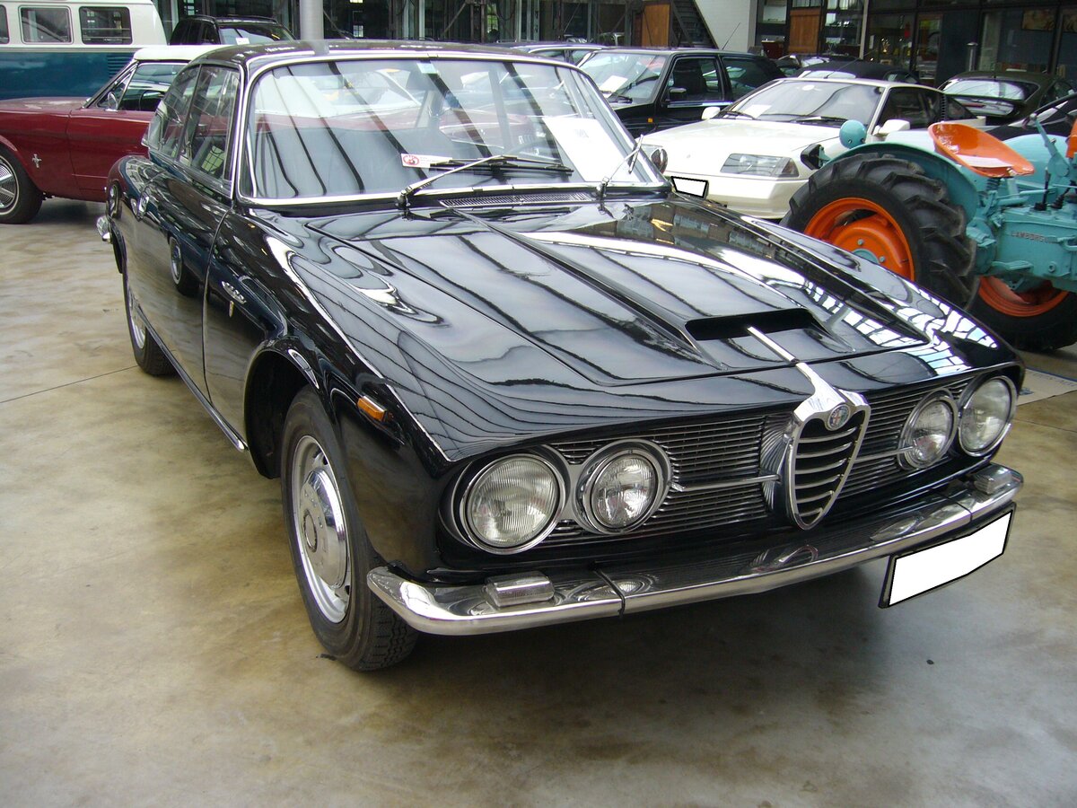 Alfa Romeo 2600 Sprint, produziert in den Jahren von 1962 bis 1966. Der 2600 Sprint basierte auf dem, bereits ein Jahr früher vorgestellten, 2000 Sprint. Allerdings verrichtet unter der Motorhaube des 2600 Sprint ein Sechszylinderreihenmotor seinen Dienst, der aus einem Hubraum von 2584 cm³ 145 PS leistet. Die Höchstgeschwindigkeit liegt bei 197 km/h. Classic Remise Düsseldorf am 26.05.2022.