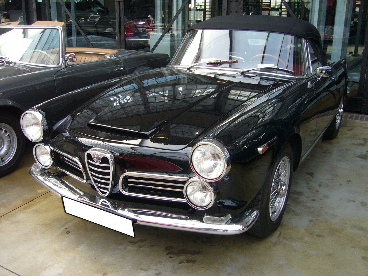 Alfa Romeo 2600 Touring Spider aus dem Jahr 1964. Gebaut wurde das Modell in den Jahren von 1961 bis 1965. Der 2600 Spider war ein viersitziges Cabriolet und wurde bei der Carrozzeria Touring, die ebenfalls in Mailand beheimatet ist, montiert. Von diesem Modell verkaufte Alfa Romeo während der fünfjährigen Produktionszeit 2.257 Einheiten. Der Sechszylinderreihenmotor hat einen Hubraum von 2584 cm³ und leistet 145 PS. Die Höchstgeschwindigkeit soll bei 200 km/h gelegen haben. Classic Remise Düsseldorf am 12.07.2023.