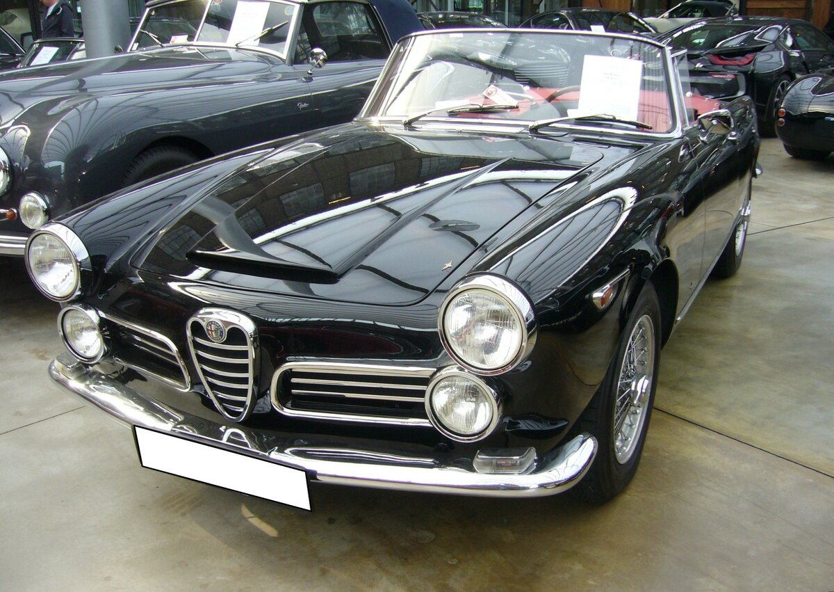 Alfa Romeo 2600 Touring Spider aus dem Jahr 1964. Gebaut wurde das Modell in den Jahren von 1961 bis 1965. Der 2600 Spider war ein viersitziges Cabriolet und wurde bei der Carrozzeria Touring, die ebenfalls in Mailand beheimatet ist, montiert. Von diesem Modell verkaufte Alfa Romeo während der fünfjährigen Produktionszeit 2.257 Einheiten. Der Sechszylinderreihenmotor hat einen Hubraum von 2584 cm³ und leistet 145 PS. Die Höchstgeschwindigkeit soll bei 200 km/h gelegen haben. Classic Remise Düsseldorf am 20.09.2023.