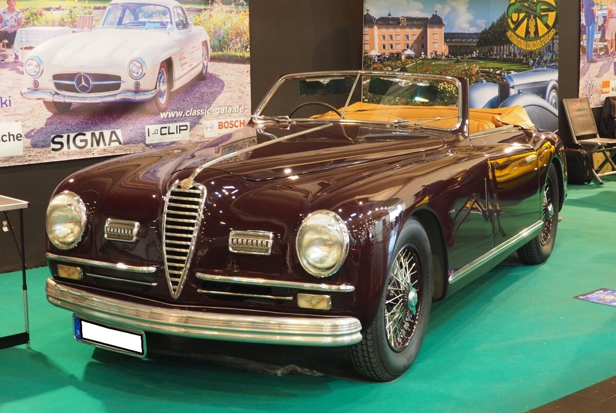 Alfa Romeo 6C 2500 SS Super Sport Cabriolet mit einer Karosserie von Pininfarina aus dem Jahr 1949. Der Sechszylinderreihenmotor dieser Schönheit hat einen Hubraum von 2443 cm³ und leistet 110 PS. Techno Classica Essen am 27.03.2022.