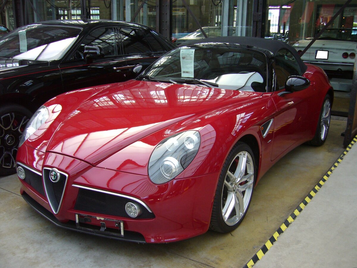 Alfa Romeo 8C Spider Competizione. Dieser Wagen ist die Nummer 334 von 500 gebauten 8C Spider, wie er in den Jahren von 2008 bis 2010 gebaut wurde. Einen solchen Spider konnten man nicht einfach kaufen, man konnte sich als Interessent vormerken lassen und bei Alfa Romeo wurde dann geprüft, ob man denn einen bekommt. Der Basispreis eines solchen 8C Spider betrug € 211.285,00. Der V8-Motor hat einen Hubraum von 4691 cm³ und leistet 450 PS. Classic Remise Düsseldorf am 12.09.2022.