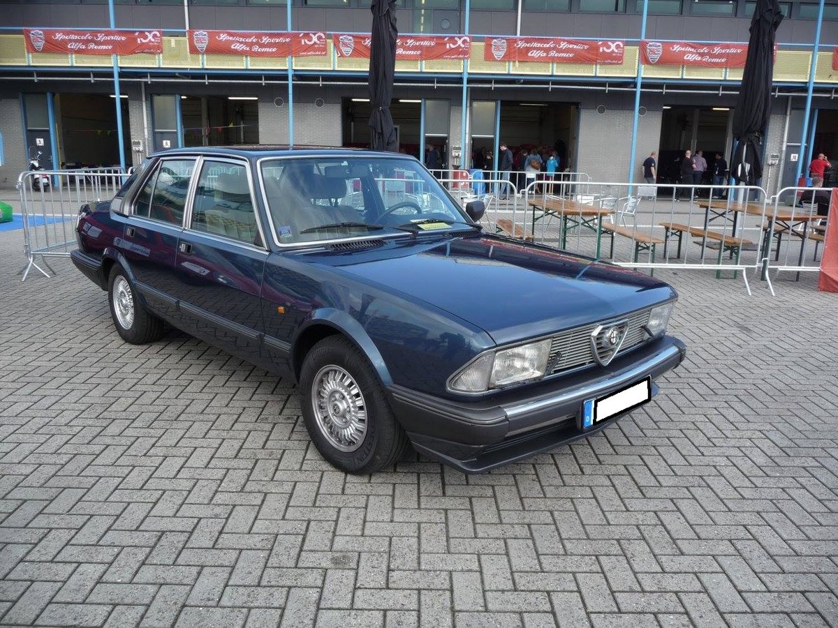 Alfa Romeo Alfa 6, gebaut von 1979 bis 1987. Luxus und Leder gehörten zum Auftritt dieses Oberklassemodelles. Sowohl aussen, wie auch innen, schien der Alfa 6 nur mit dem Lineal gezeichnet worden zu sein. Damit war er modischen Strömungen gegenüber resistent. Hier wurde ein Modell der zweiten Serie, wie sie ab 1983 produziert wurden abgelichtet. Der Alfa 6 konnte mit zwei verschiedenen V6-Benzinmotoren: 1997 cm³/135 PS und 2492 cm³/158 PS und einem Fünfzylinderreihendieselmotor mit Abgasturbolader und einem Hubraum von 2494 cm³/105 PS bestellt werden. Spetacolo Sportivo (Alfa Romeo Treffen) im August 2018 in Zandvoort/NL.