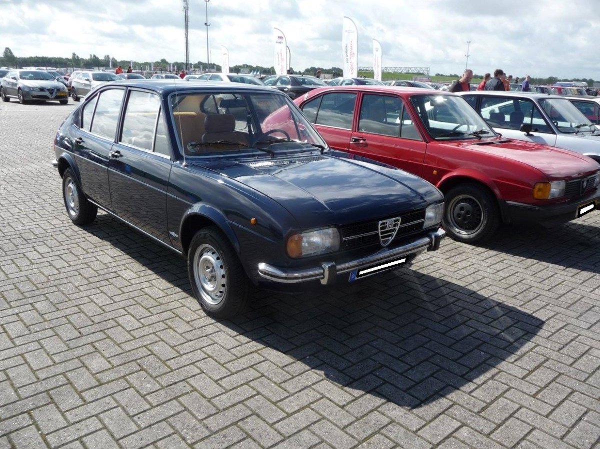 Alfa Romeo Alfasud der ersten Serie, wie er von 1972 bis 1980 produziert wurde. Der Wagen mit Frontantrieb sollte die Alfa Romeo Produktpalette nach unten abrunden. Er wurde im Werk Pomigliano bei Neapel produziert. Dieses Werk wurde für die Produktion des Modells erweitert, um im strukturschwachen Süditalien Arbeitsplätze zu schaffen. Allerdings wurde dieses Werk häufig bestreikt und durch anderweitige Arbeitsniederlegungen  lahm gelegt . Der abgelichtete Alfasud ist im Farbton blu olandese lackiert. Der Vierzylinderboxermotor hat einen Hubraum von 1186 cm³ und leistet 63 PS. Spetacolo Sportivo im August 2018 an der Rennstrecke in Zandvoort/NL.