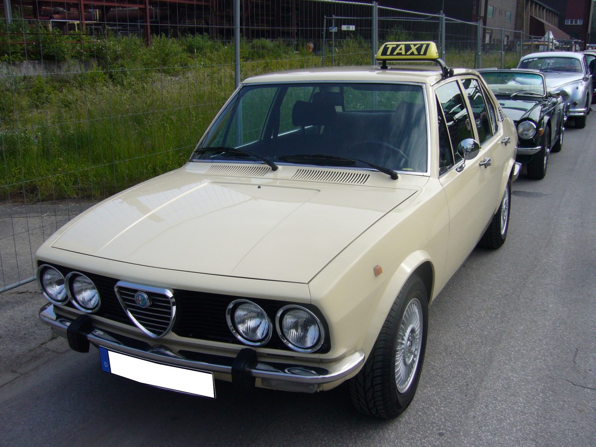 Alfa Romeo Alfetta. 1972 - 1984. Hier wurde eine Alfetta abgelichtet die bis 1977 produziert wurde. Es gabe etliche Motorisierungen: 1.6l, 1.8l, 2.0l und auch einen 2.5l. Ob diese Alfetta je als Taxi eingesetzt wurde, bezweifele ich. Man konnte allerdings einen elfenbeinfarbenen Farbton ordern. Oldtimertreffen Kokerei Zollverein am 01.06.2014.