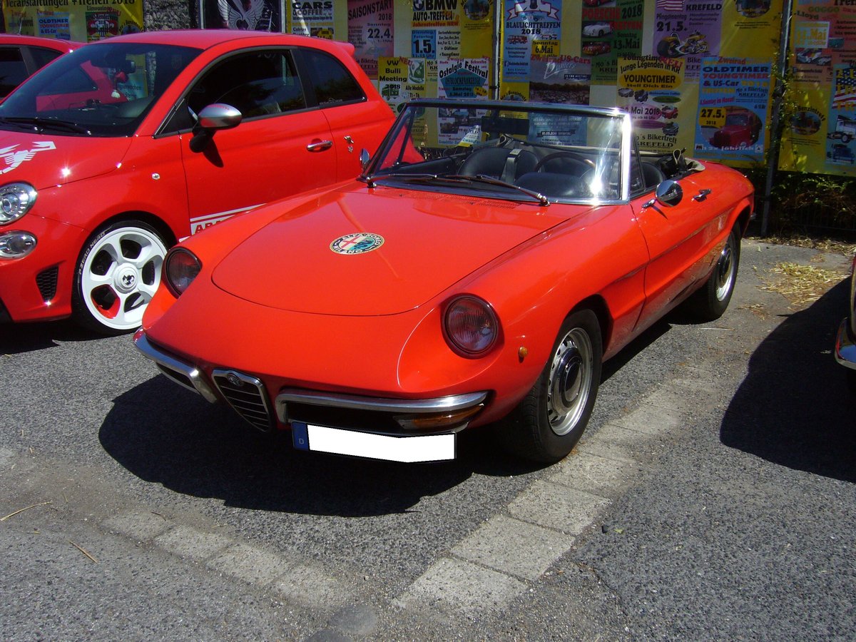 Alfa Romeo Duetto Spider. 1966 - 1969. Werksintern hieß die Baureihe 105/115. Anfangs war der Wagen mit einem 1.6l Vierzylinderreihenmotor ausgerüstet. Ab 1967 wurde die Motorenpalette mit dem 1750 Veloce nach oben und mit dem 1300´er nach unten abgerundet. Hier wurde ein 1750 abgelichtet. Der Motor leistet 118 PS aus 1779 cm³ Hubraum. Treffen  Forza Italia  am 30.06.2018 in Krefeld.