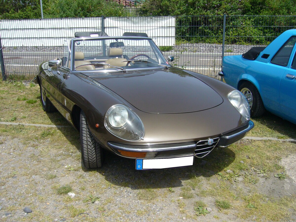 Alfa Romeo Duetto Spider, produziert von 1966 bis 1969. Werksintern hieß die Baureihe 105/115. Anfangs war der Wagen mit einem 1.6l Vierzylinderreihenmotor ausgerüstet. Ab 1967 wurde die Motorenpalette mit dem 1750 Veloce nach oben und mit dem 1300´er nach unten abgerundet. Hier wurde ein 1750 Veloce abgelichtet. Der Motor leistet 118 PS aus einem Hubraum von 1779 cm³. Oldtimertreffen an der  Alten Dreherei  in Mülheim an der Ruhr am 18.06.2022.