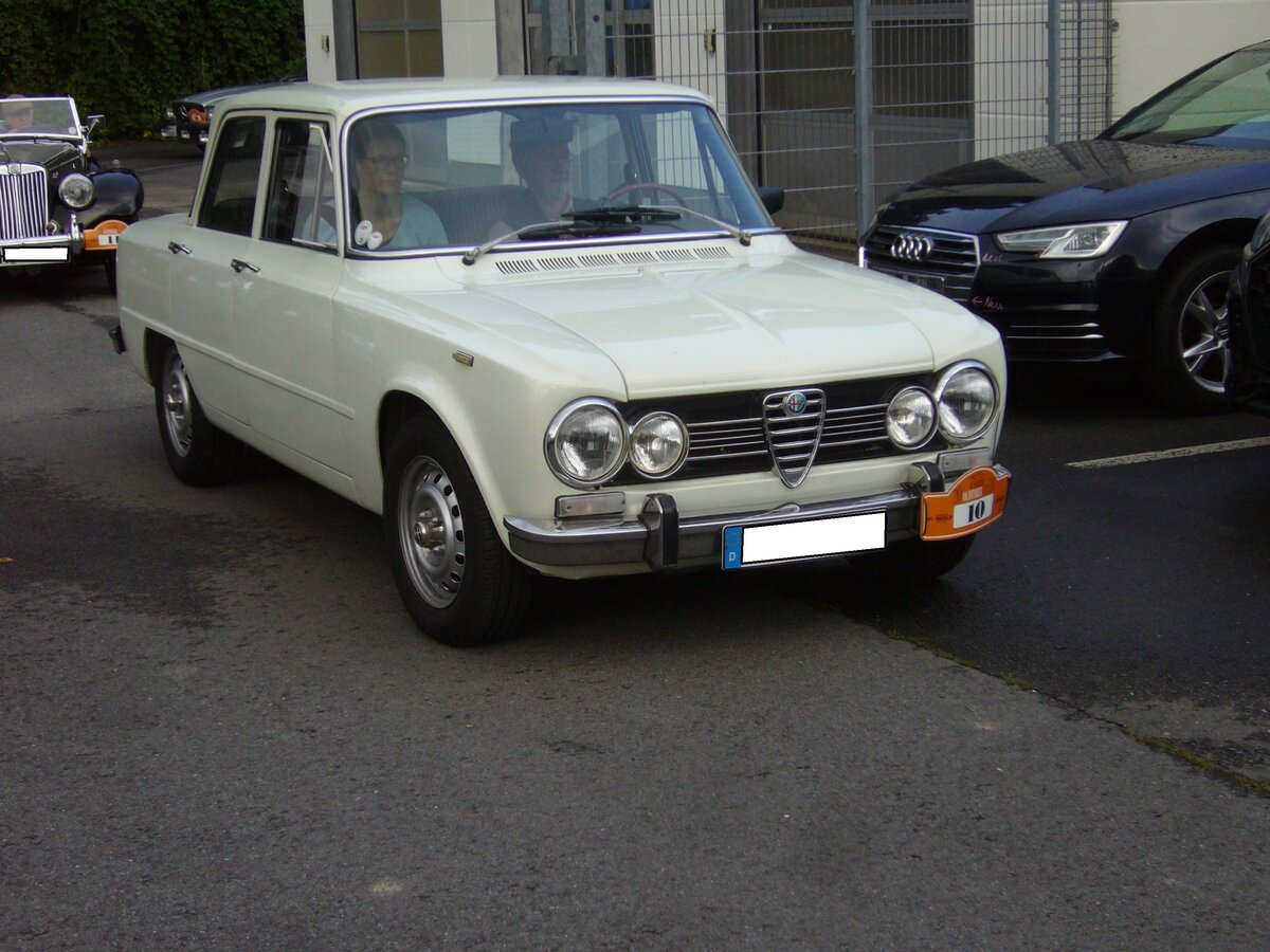 Alfa Romeo Giulia 1300 Super, gebaut von 1964 bis 1971. Um die 1962 vorgestellte Giulia auch weniger betuchten Kunden zugänglich zu machen (billig war die Giulia ja nie), bot man ab 1964 die spartanischer ausgestattete Version mit einem 1.3l Motor an. Äußerlich ist die 1300´er Giulia an den vorderen Einzelscheinwerfern zu erkennen (hier hat der Eigentümer wohl auf den Doppelscheinwerfergrill umgerüstet). Der Vierzylinderreihenmotor mit Doppelnockenwelle hat einen Hubraum von 1290 cm³ und leistet 85 PS. Start zum 8. Saarner Oldtimer Cup am 22.08.2021.