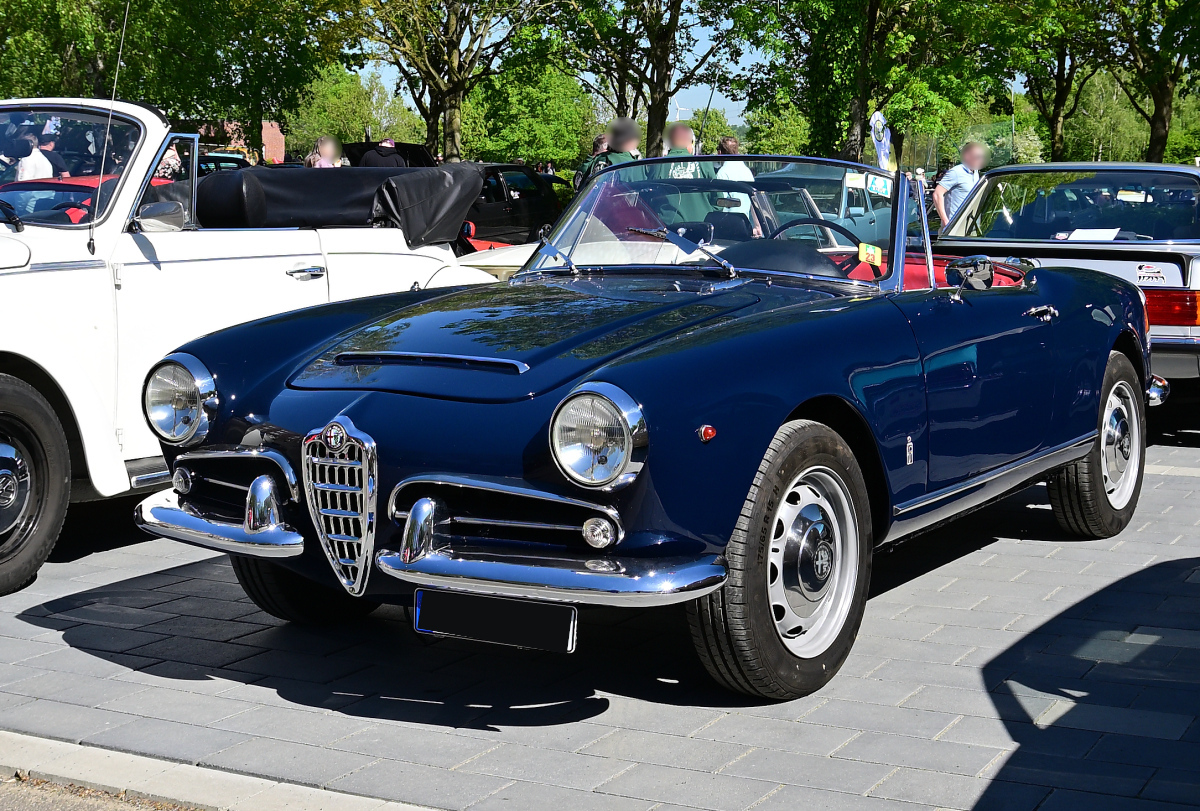  Alfa Romeo Giulia Spider, am 1.5.2026 auf dem Show / Parkplatz des Fr�hlingserwachen der Oldtimerfreunde Grenzland, Loherhof Geilenkirchen