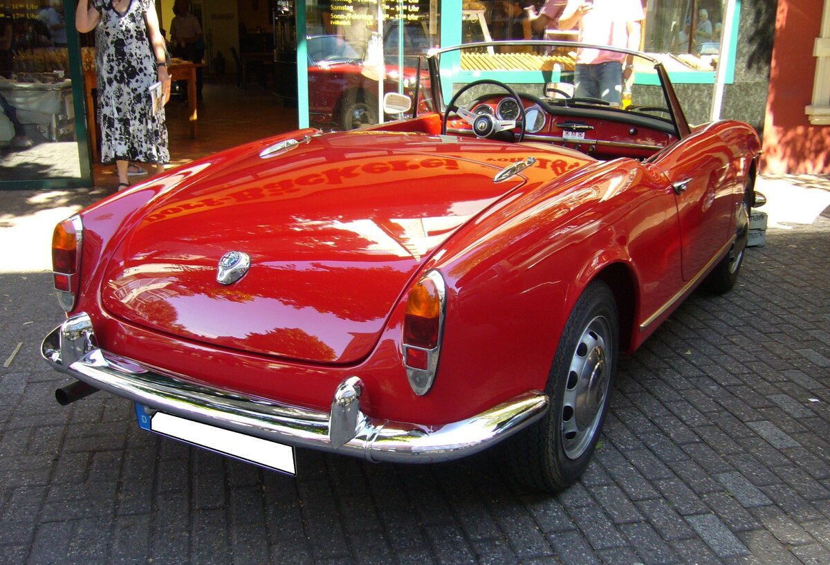 Alfa Romeo Giulietta Spider, gebaut von 1955 bis 1962. Die Alfa Romeo Baureihe 750 wurde bereits im Jahr 1954 vorgestellt. Auf Initiative des USA-Importeurs Maxi Hoffmann (Er war auch der Visionär zur Entwicklung des Mercedes Benz 190SL) wurde ein Jahr später der Spider auf den Markt gebracht. Der Vierzylinderreihenmotor hat einen Hubraum von 1290 cm³ und leistet 65 PS bzw. 90 PS in der Version Spider Veloce. Dieser Spider, im Farbton alfa rosso, wurde im Jahr 1962 produziert. 9. Saarner Oldtimer Cup am 07.08.2022.