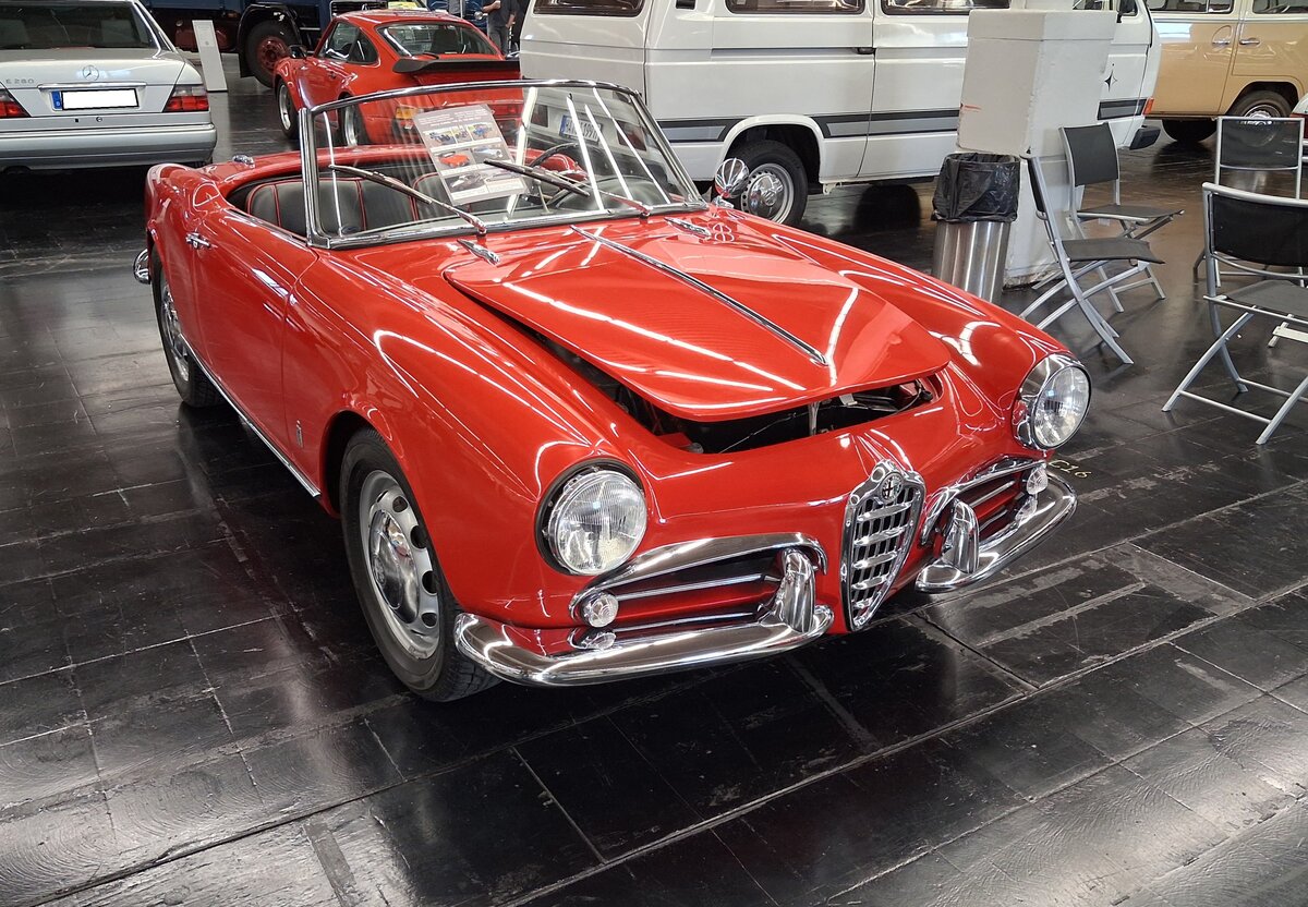 Alfa Romeo Giulietta Spider, gebaut von 1955 bis 1962. Die Alfa Romeo Baureihe 750 wurde bereits im Jahr 1954 vorgestellt. Auf Initiative des USA-Importeurs Maxi Hoffmann (Er war auch der Vision�r zur Entwicklung des Mercedes Benz 190SL) wurde ein Jahr sp�ter der Spider auf den Markt gebracht. Der Vierzylinderreihenmotor hat einen Hubraum von 1290 cm� und leistet 65 PS bzw. 90 PS in der Version Spider Veloce. Dieser Spider, im Farbton alfa rosso, wurde im Jahr 1957 gebaut. Techno Classica Salon in Dortmund am 25.09.2026.