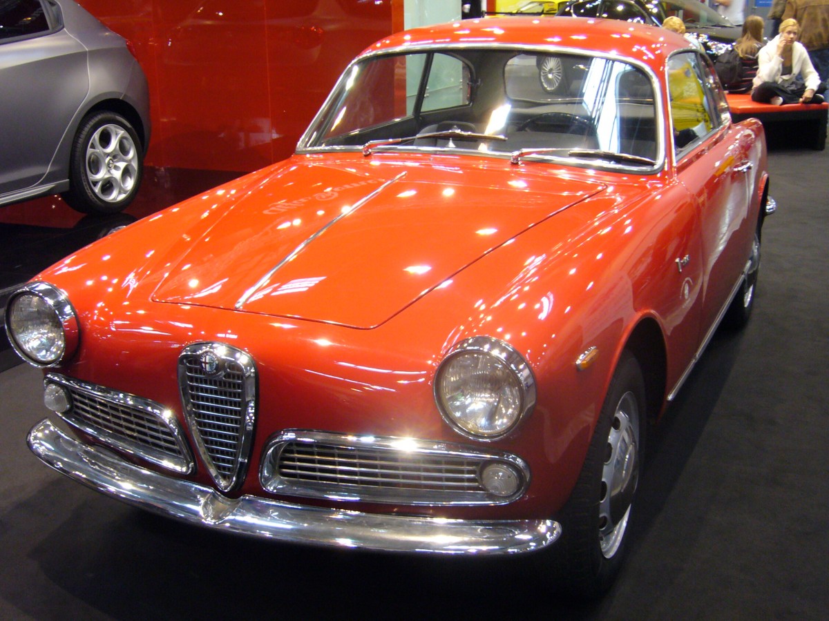 Alfa Romeo Giulietta Sprint Veloce 1300. 1954 - 1965. Diese hübsche Coupe wurde von Bertone gezeichnet. Der 4-Zylinderreihenmotor mit 1290 cm³ Hubraum leistet 92 PS und kann das Coupe auf eine Höchstgeschwindigkeit von 180 km/h beschleunigen. Techno Classica am 18.04.2015.