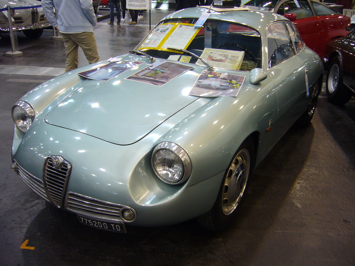 Alfa Romeo Giulietta SZ  coda tonda , gebaut von 1959 bis 1963 in 210 Exemplaren. Die sportliche Karoserie wurde bei Zagato/Milano entworfen und montiert. Der abgelichtete Wagen stammt von Februar 1962. Angetrieben wird der Wagen von einem Vierzylinderreihenmotor, der aus einem Hubraum von 1290 cm³ eine Leistung von 98 PS an die Hinterachse bringt. Techno Classica Essen am 14.04.2019.