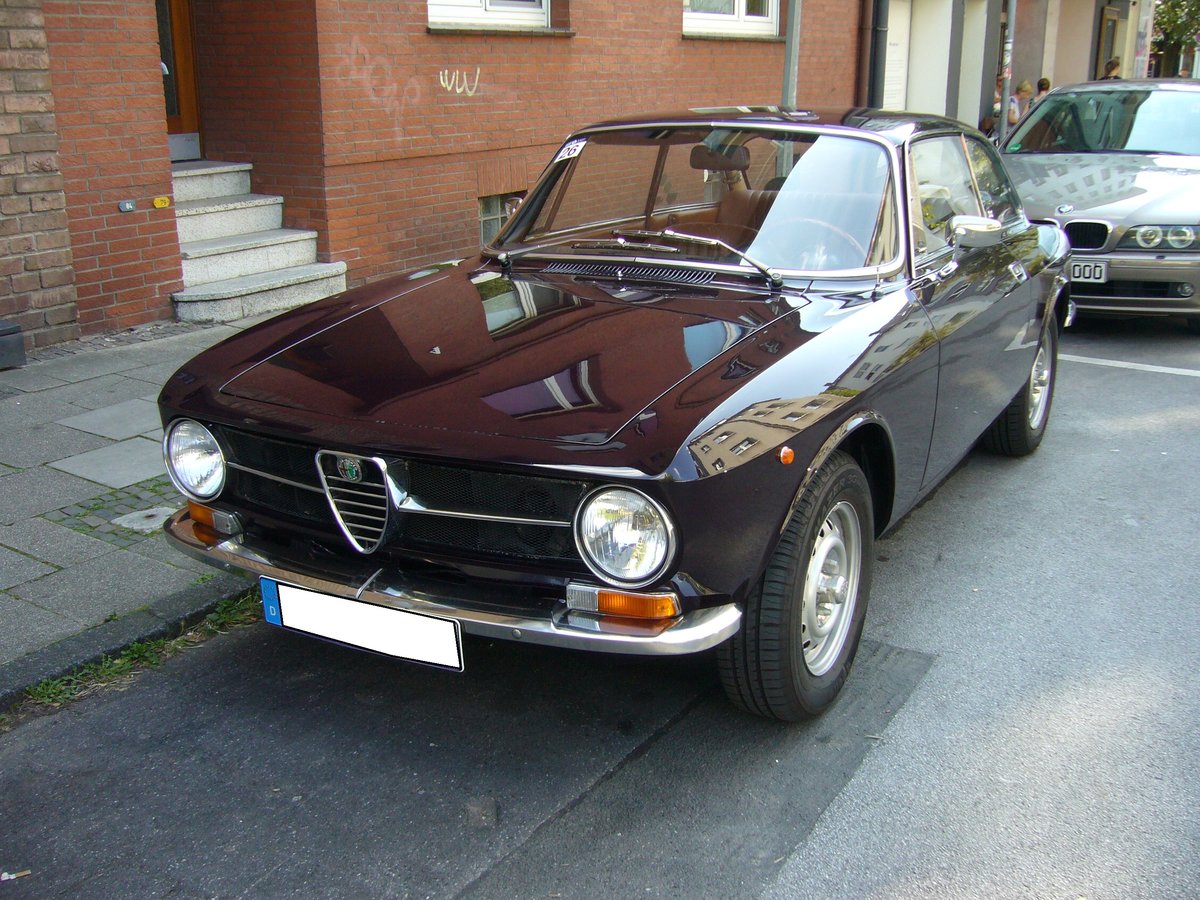 Alfa Romeo GT 1300 Junior, gebaut von 1966 bis 1970. Die GT oder auch Sprint genannten Modelle waren die zweitürige Coupeversion der bereits 1962 vorgestellten Giulia. Der Vierzylinderreihenmotor mit einem Hubraum von 1.290 cm³ leistet 89 PS. Im Jahr 1970 erfuhr das Coupe ein Facelift. Die Modelle vor diesem Facelift werden aufgrund der etwas abgesetzten Motorhaube auch  Kantenhauber  genannt. 11.  Dukes of Downtown  am 31.08.2019 in Essen-Rüttenscheid.
