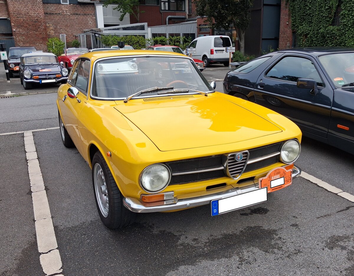 Alfa Romeo GT 1600 Junior. Die Coupe Version der 1962 vorgestellten Giulia stand ab 1963 bei den H�ndlern. Im Jahr 1966 kam das preisg�nstigere Coupe Junior zun�chst mit einem 1.3 Liter-Motor ins Verkaufsprogram. Ab 1972 erg�nzte dann der gezeigte GT 1600 Junior die Produktpalette nach oben. Der Vierzylinderreihenmotor mit einem Hubraum von 1570 cm� leistet 109 PS. 13. Saarner Oldtimer-Cup am 30.08.2026 in M�lheim an der Ruhr/Saarn.