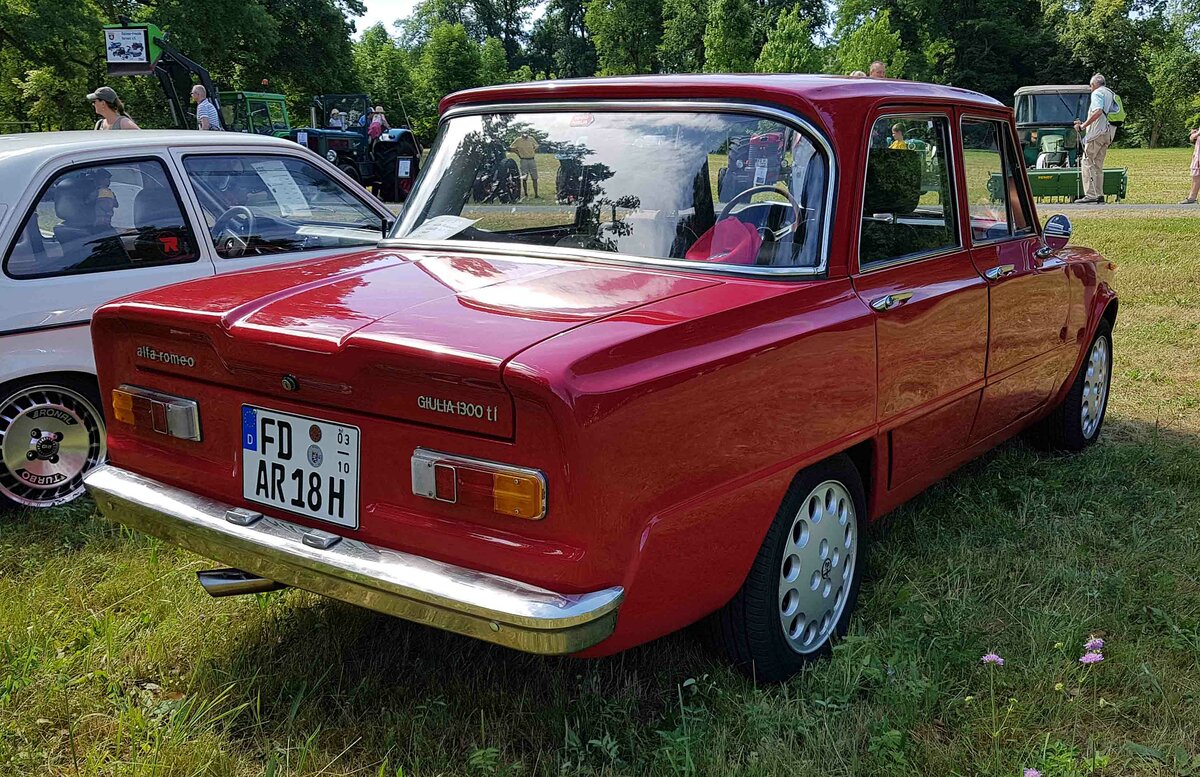 =Alfa Romeo Guilia 1300 ti, Bj. 1968, 1300 ccm, 115 PS, steht auf der Ausstellungsfläche für Oldtimerfahrzeuge beim Bürgerfest  200 Jahre Landkreis Fulda  auf dem Gelände von Schloß Fasanerie im Juni 2022.