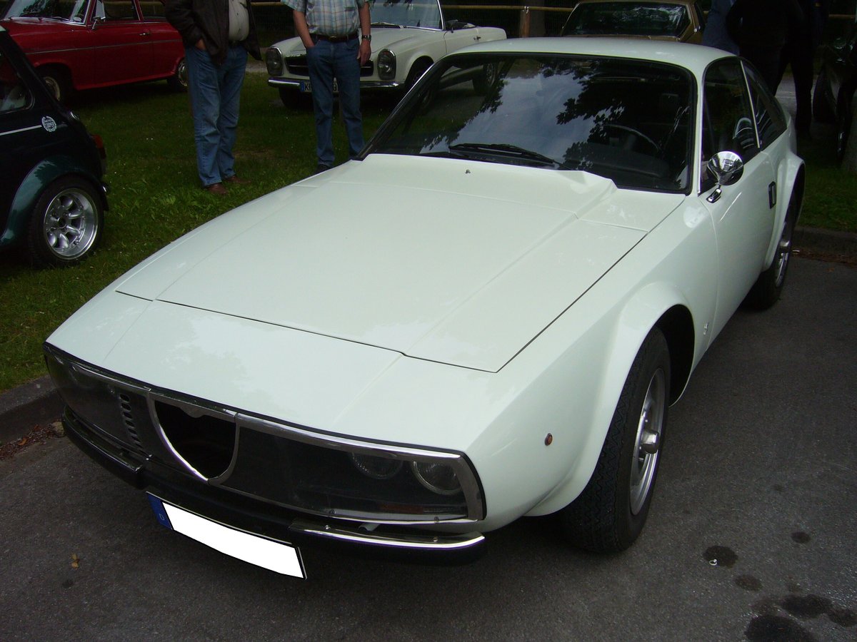 Alfa Romeo Junior Zagato. 1969 - 1975. Insgesamt wurden von diesem innovativen Sportwagen nur 1510 Fahrzeuge hergestellt. Von 1969 - 1972 war der  Zagato  mit dem 1.3l Motor der Giulia motorisiert. Ab dem Modelljahr 1973 wurde der 1.6l Giulia-motor verbaut. Oldtimertreffen an der Krefelder Pferderennbahn am 12.06.2016.