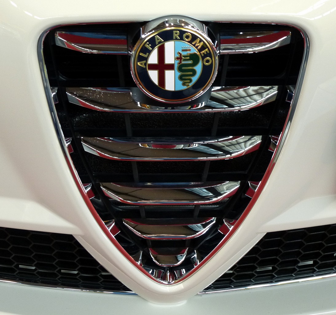 Alfa Romeo, Khler mit Firmenemblem an einer Limousine Baujahr 2013, Feb.2014