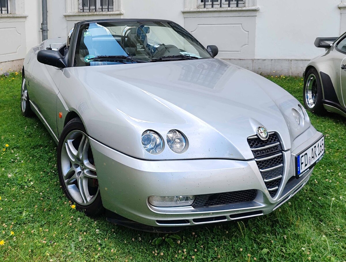 =Alfa Romeo Spider, Bj. 2003, 3,2 l, V6, 250 PS, ausgestellt bei der Oldtimerausstellung Blech & Barock bei Schloss Fasanerie, 07-2026