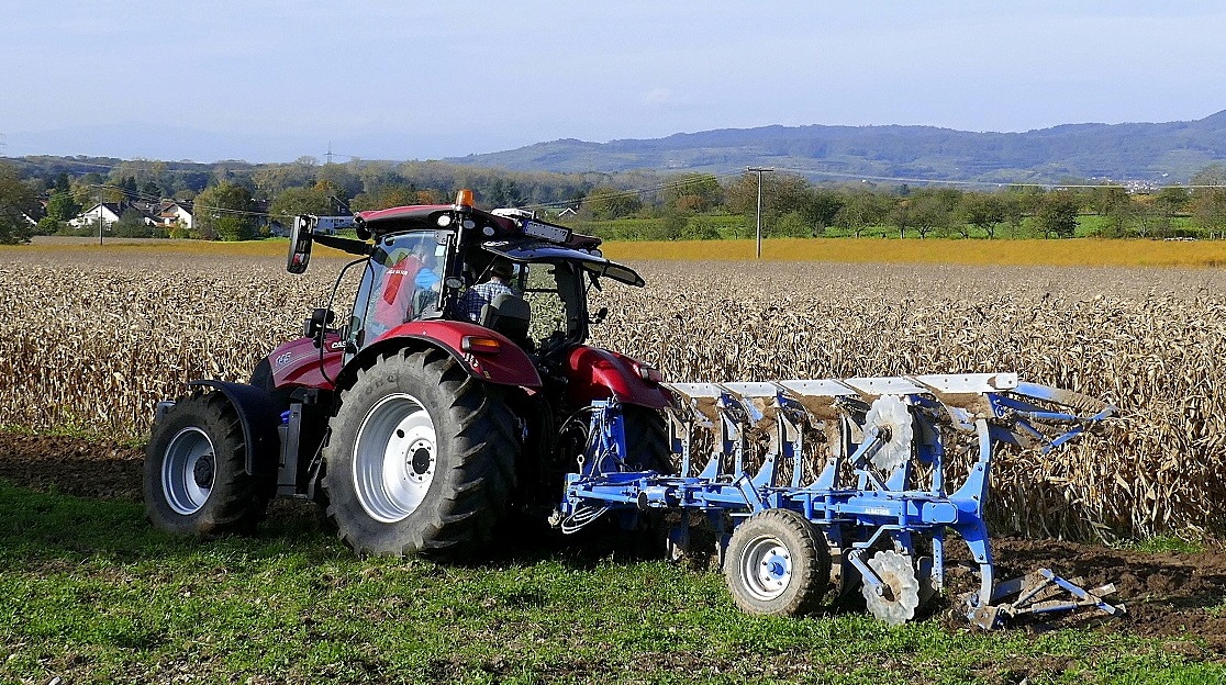 Allradschlepper CASE 135 mit 5-Schar Wendepflug bei der Feldarbeit, Okt.2019
