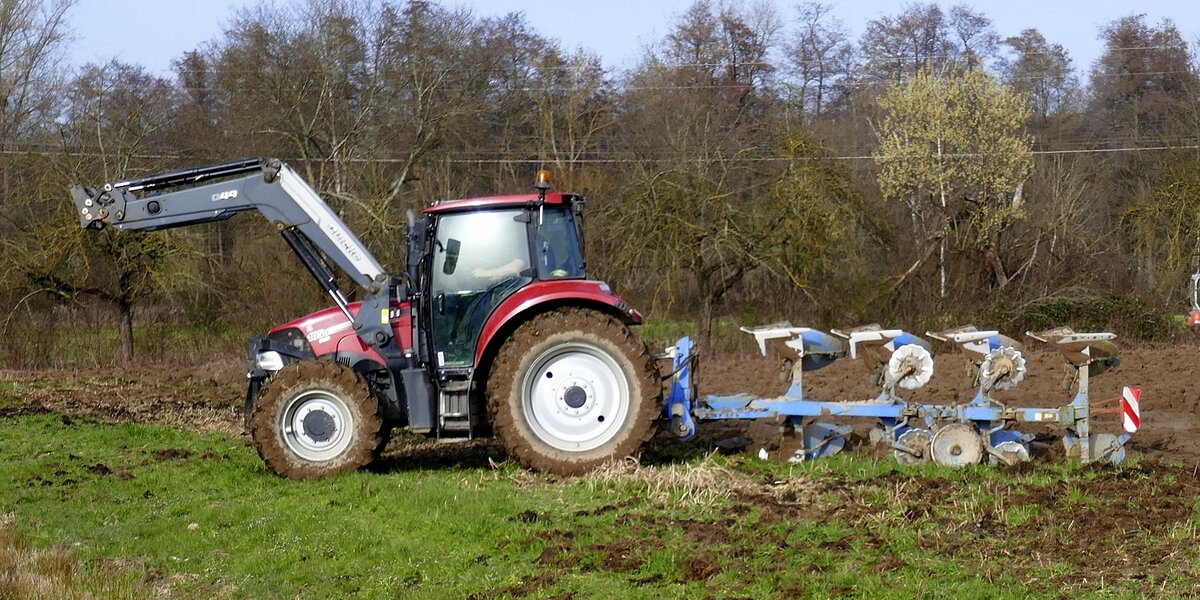 Allradschlepper CASE105U mit 4-Schar-Wendepflug bei der Arbeit, M�rz 2026
