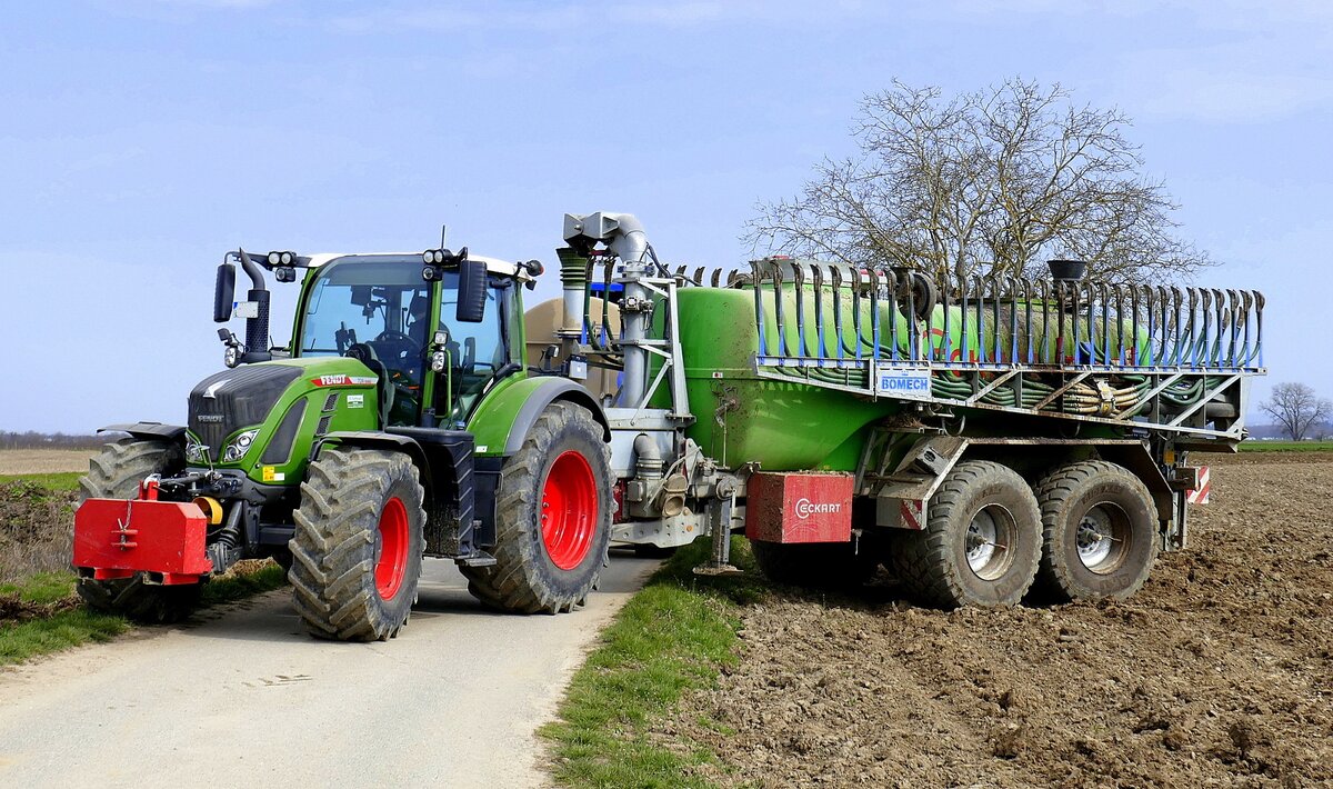 Allradschlepper FENDT mit G�llefa� ECKART und Schleppschuhverteiler  in der Transportstellung, M�rz 2026