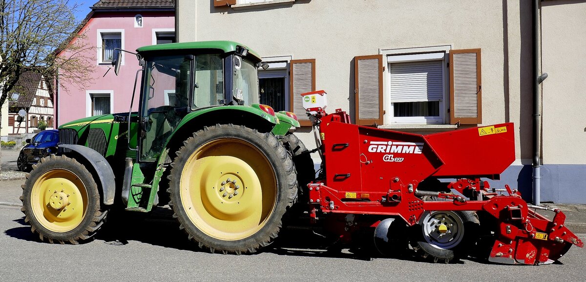 Allradschlepper JD 6020 mit Kartoffelpflanzmaschine GL32F, April 2026