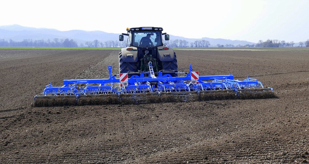 Allradschlepper JD 6210R mit Saatbettkombination Lemken Korund bei der Feldbestellung, April 2026