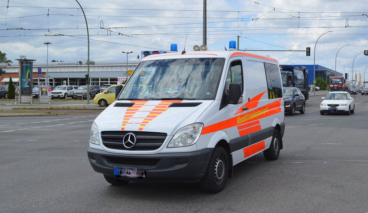 Alomit-Krankentransport UG & Co.KG aus Berlin mit einem MB Sprinter Krankentransportfahrzeug am 29.07.20 Berlin Marzahn.