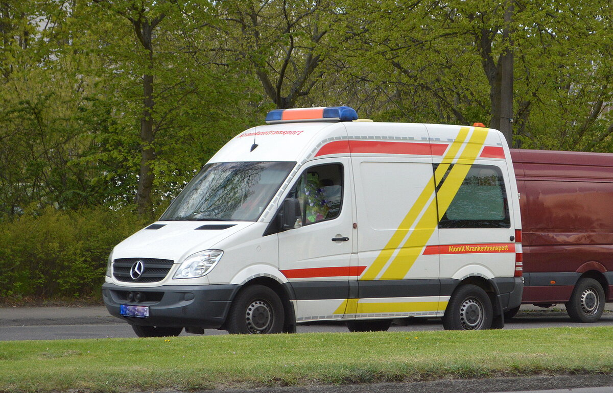 Alomit-Krankentransport UG & Co.KG aus Berlin mit einem MB Sprinter Krankentransportfahrzeug am 28.04.22 Berlin Marzahn.