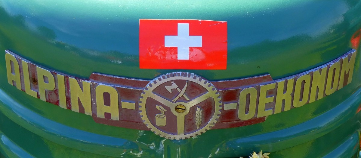 ALPINA OEKONOM, Schriftzug am Khler eines Ackerschleppers Baujahr 1953, die Firma Hoegger in Gossau/Schweiz baute die Traktoren mit luftgekhlten Benzinmotoren von Wisconsin, Juli 2015