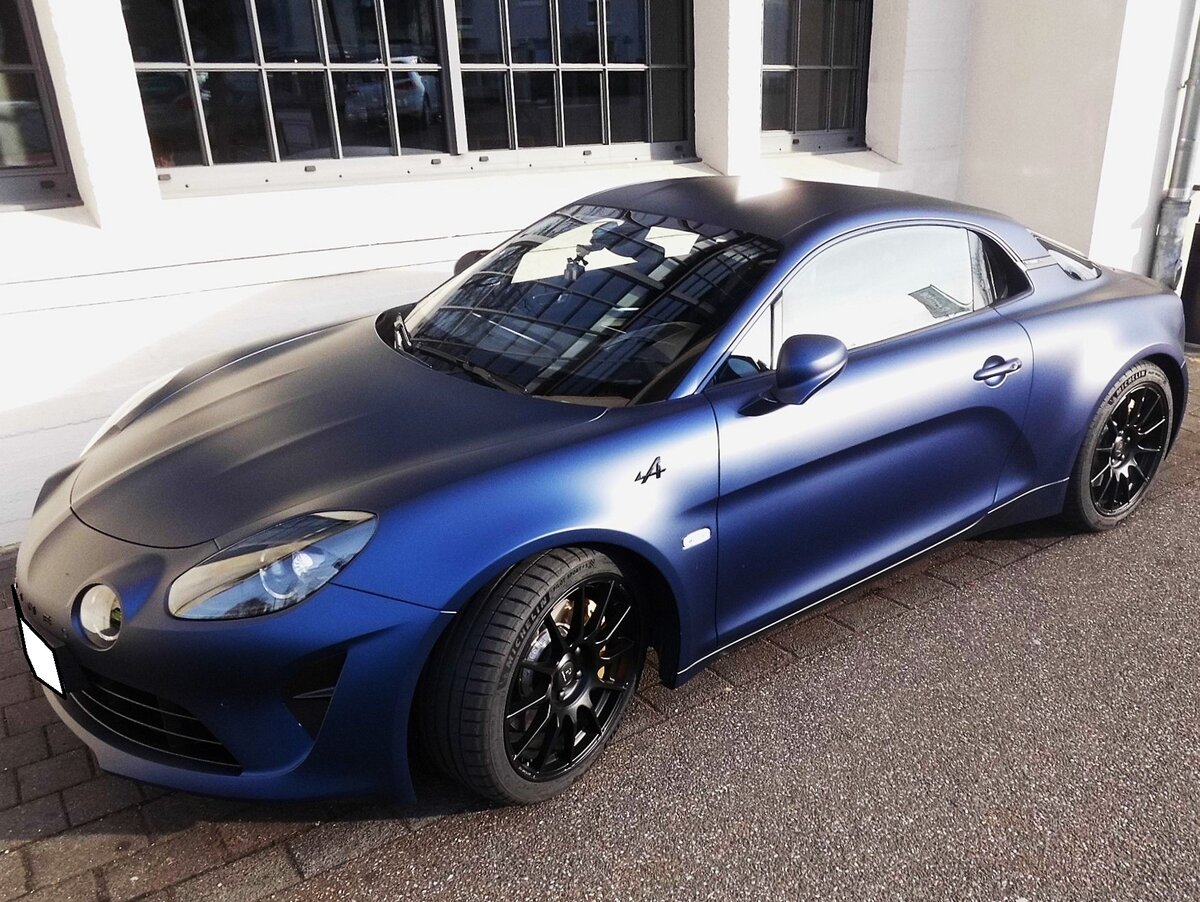 Alpine A110 GT. Für mich ein Klassiker der Zukunft ist diese Re-Inkarnation des legendären Alpine A110, der von 1962 bis 1977 die Rallyepisten der Welt beherrschte. Seit 2017 wird dieser Retro-Sportwagen wieder von Alpine (einer Renault-Tochter) in Dieppe/Normandie produziert. Der Interessent kann zwischen mehreren Motorisierungen wählen: Der Hubraum des Vierzylinderreihenmotors beträgt 1798 cm³ und leistet im A110 GT 300 PS. Diese Alpine dürfte im Farbton bleu neptune lackiert sein. Besucherparkplatz der Düsseldorfer Classic Remise.
